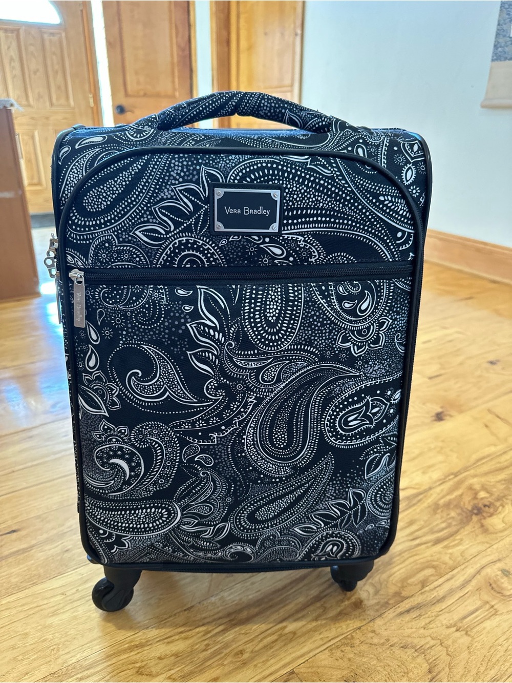 Vera Bradley Black & White Paisley 22” Spinner roller Carry-On